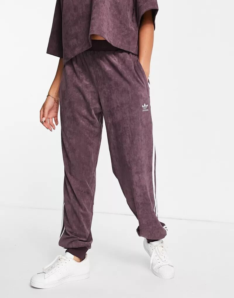 

Темно-бордовые джоггеры из искусственной замши adidas Originals, Коричневый