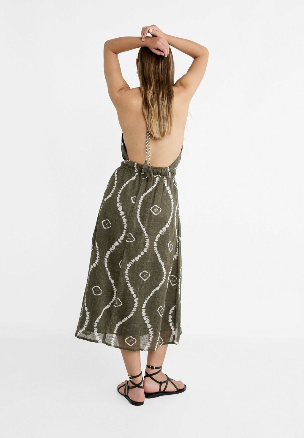

Повседневное платье FLOWING PRINTED HALTER MIDI Stradivarius, хаки