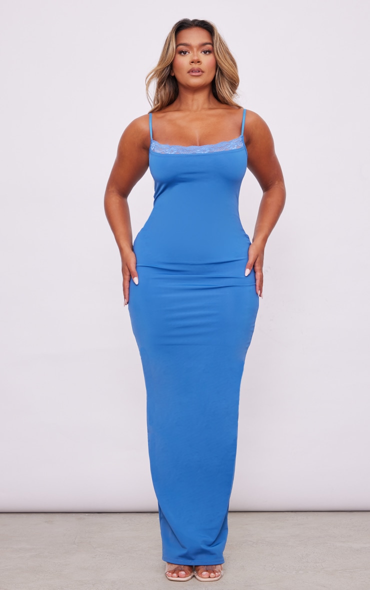 цена PrettyLittleThing Синее матовое платье макси с кружевной отделкой