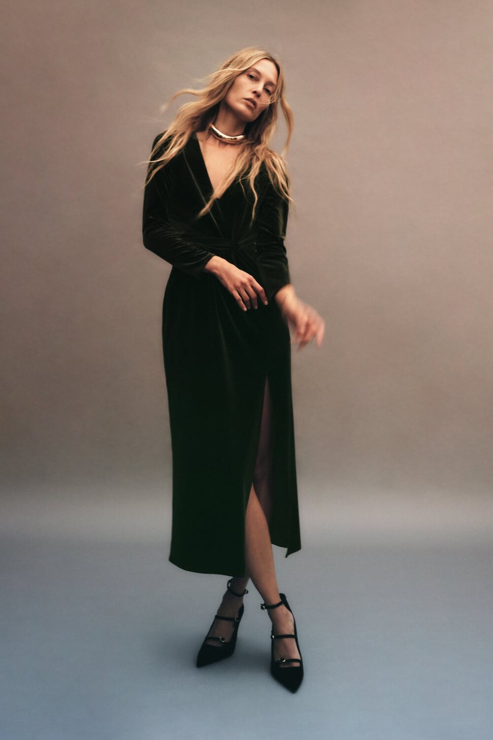 

Бархатное платье миди с узлом ZARA, хаки