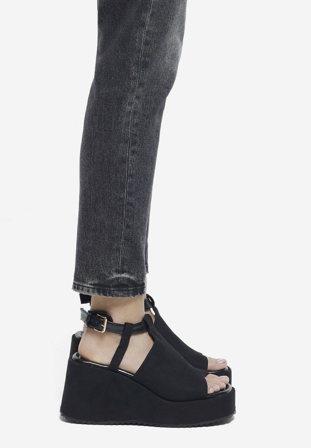 

Босоножки на танкетке River Island, черный