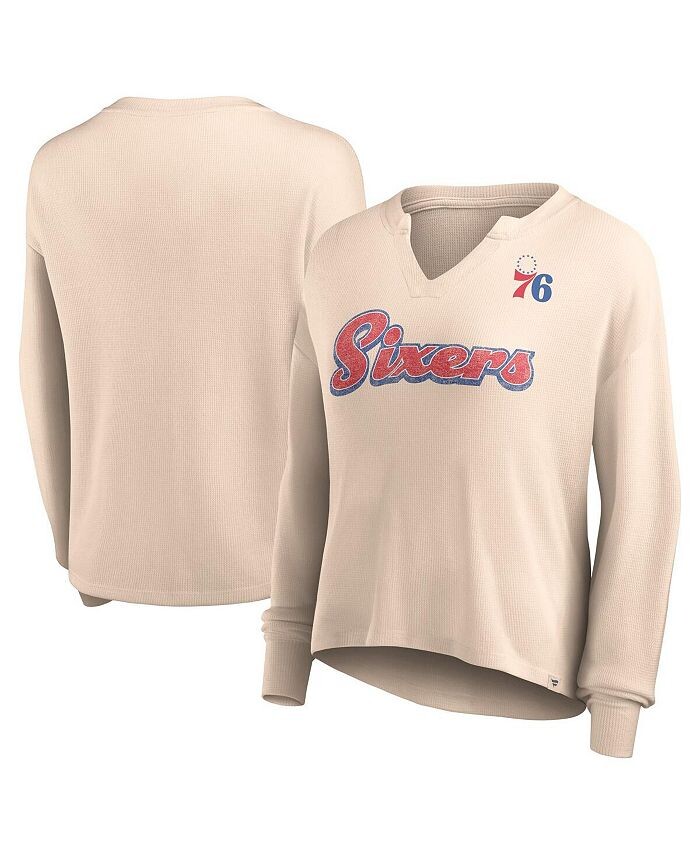 

Женская коричневая футболка с логотипом Philadelphia 76ers Go For It с длинными рукавами и вырезом в горловине Fanatics, тан/бежевый
