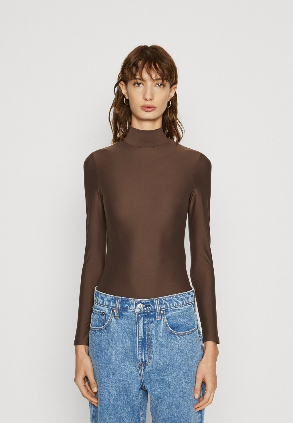 

Рубашка с длинными рукавами LONG-SLEEVE SOFT MATTE MOCKNECK BODYSUIT Abercrombie & Fitch, цвет JAVA