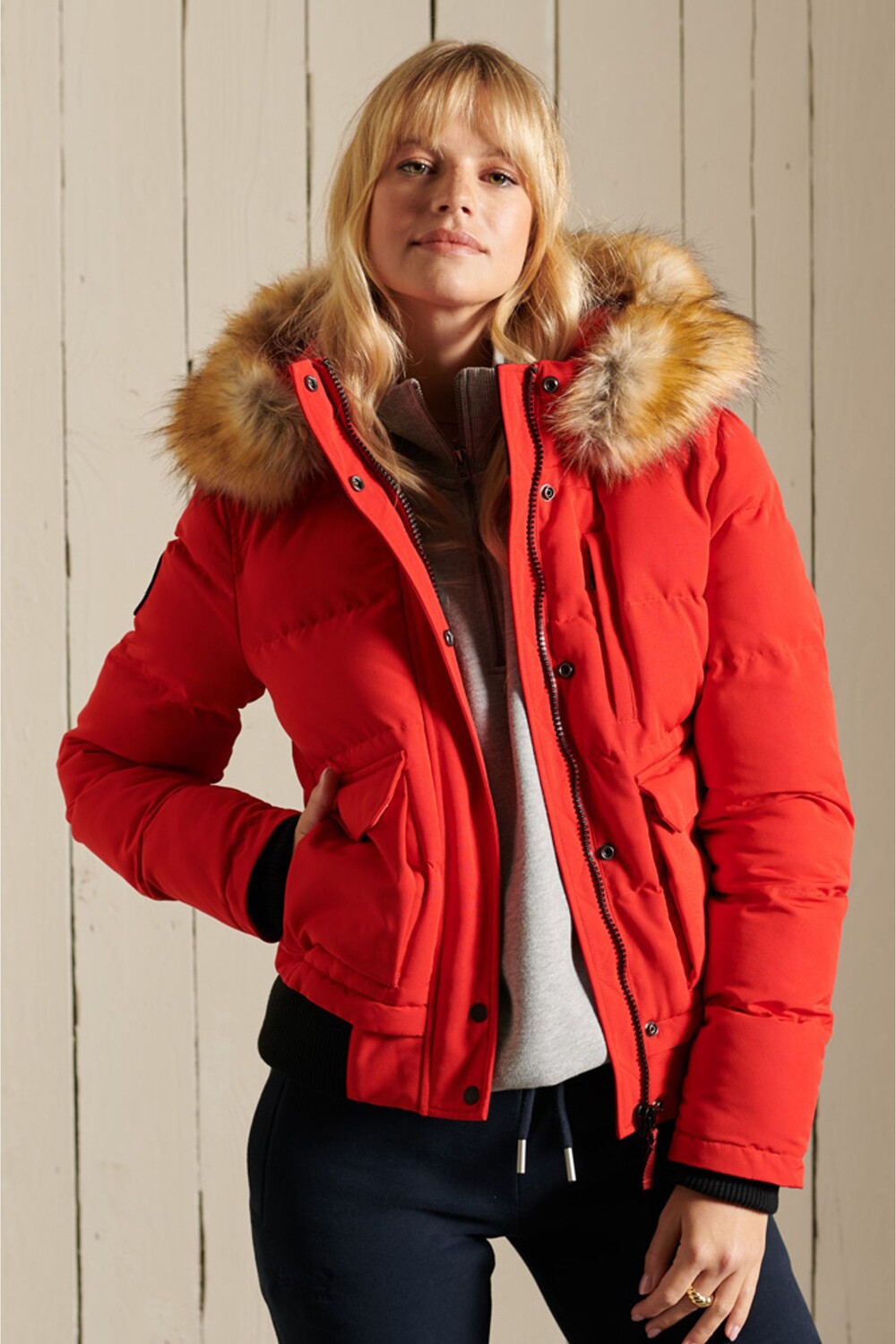 

Пуховик Everest с капюшоном Superdry, красный