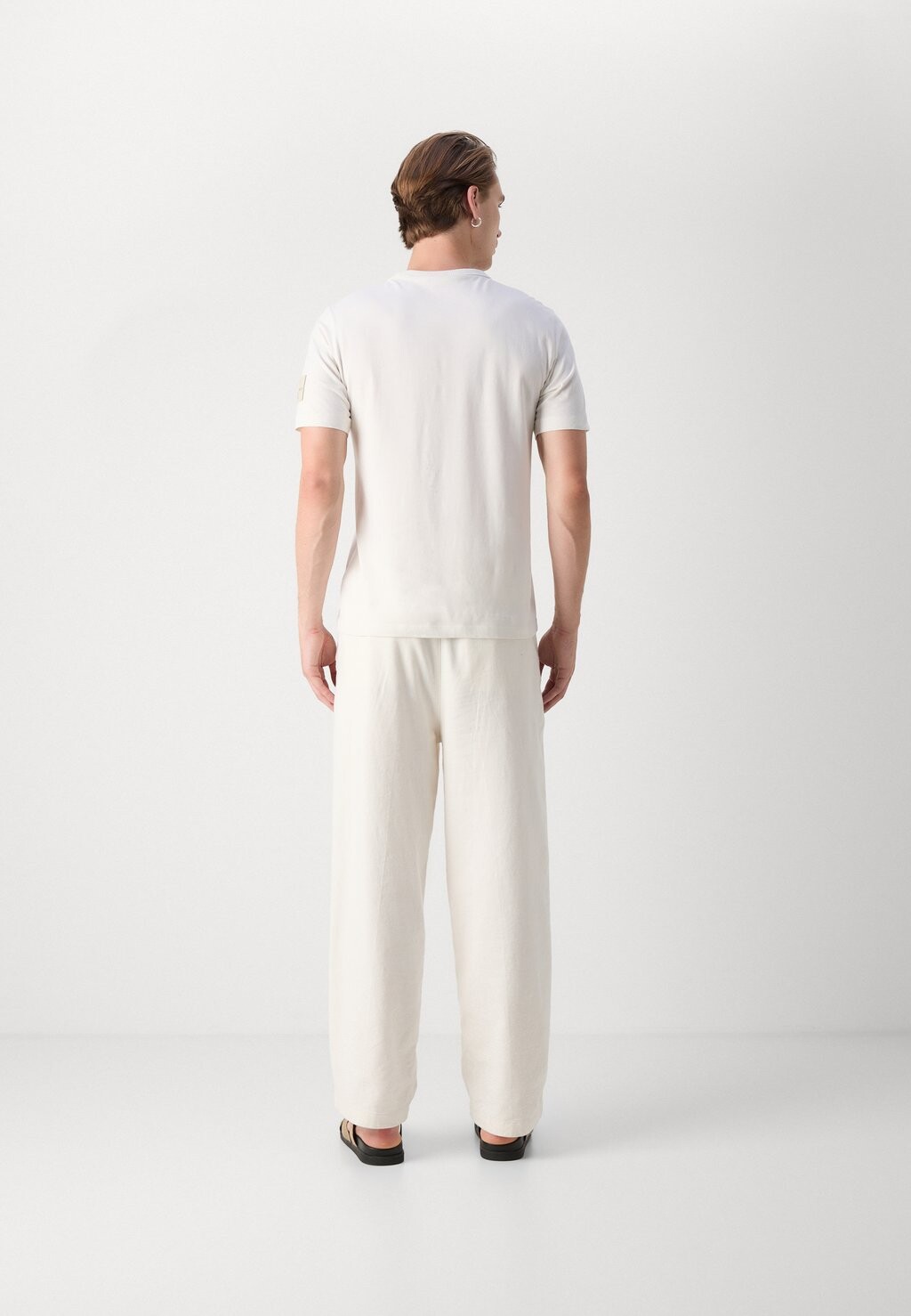 

Базовая футболка BADGE REGULAR Calvin Klein, кремовый