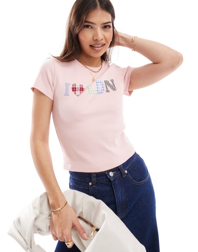 

Розовая термоусадочная футболка с аппликацией I Heart London ASOS