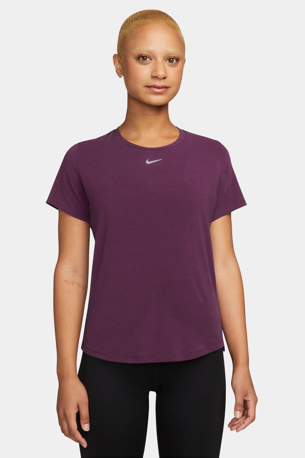 

Luxe Dri-FIT UV One топ с короткими рукавами стандартной посадки Nike, красный
