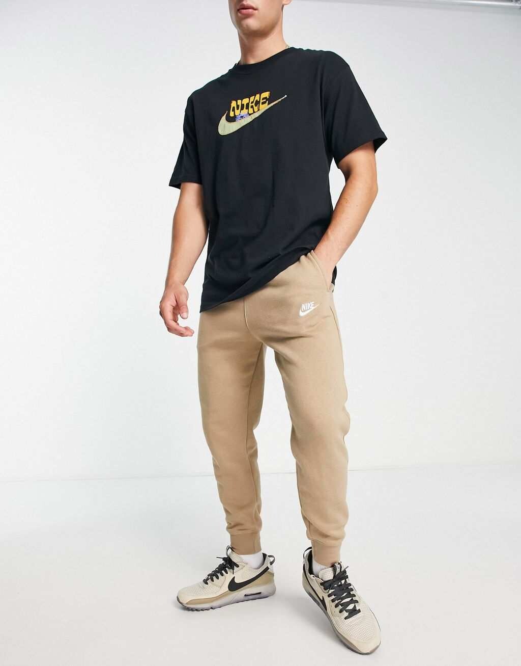 

Бежевые джоггеры Nike Club