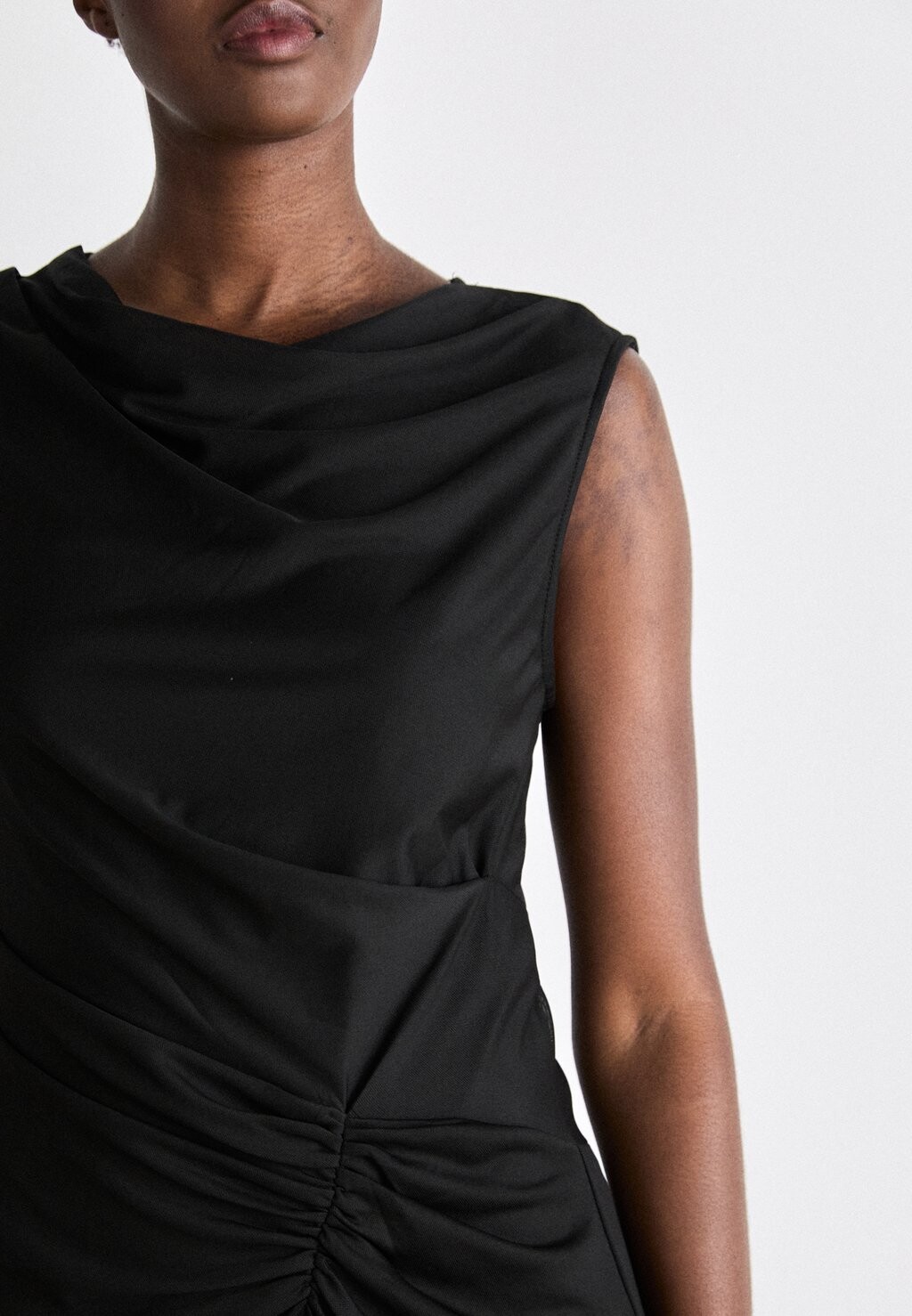 

Коктейльное платье / Вечернее платье Cowl Neck Ruched Midi DKNY, черное