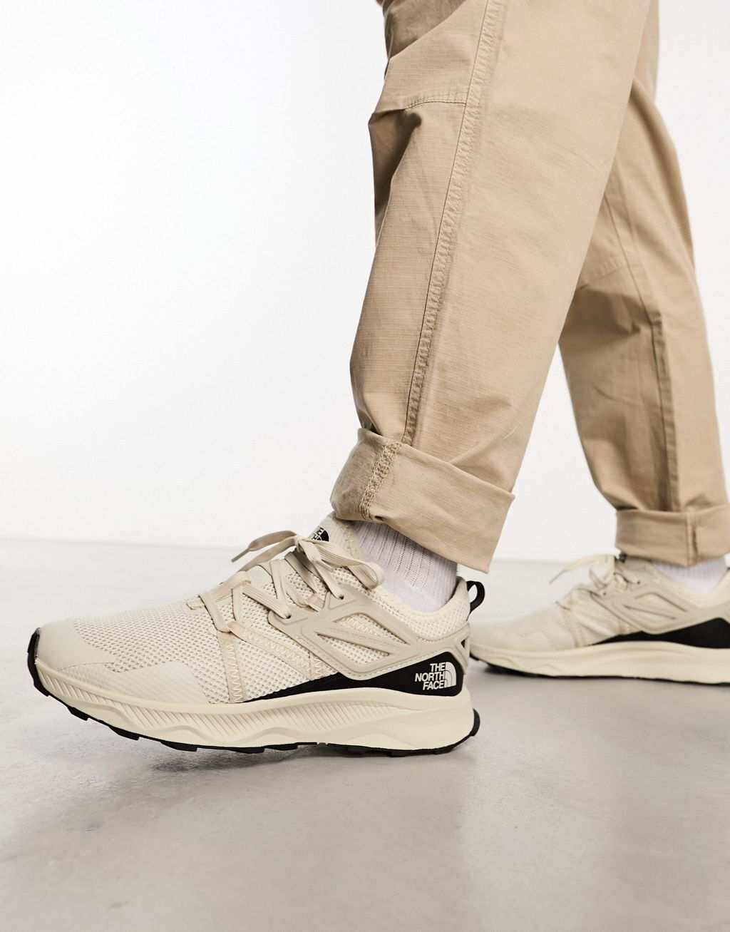

Черные и каменные кроссовки The North Face Oxeye