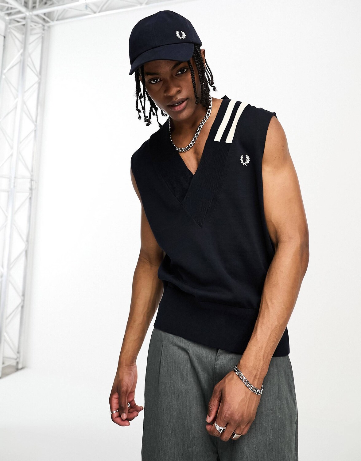 

Темно-синяя майка с v-образным вырезом Fred Perry