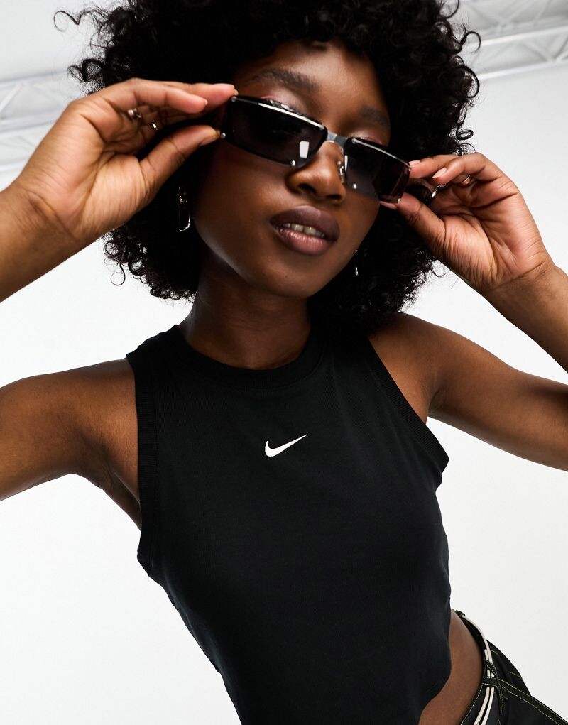 

Черная укороченная майка в рубчик Nike Chill Essentials