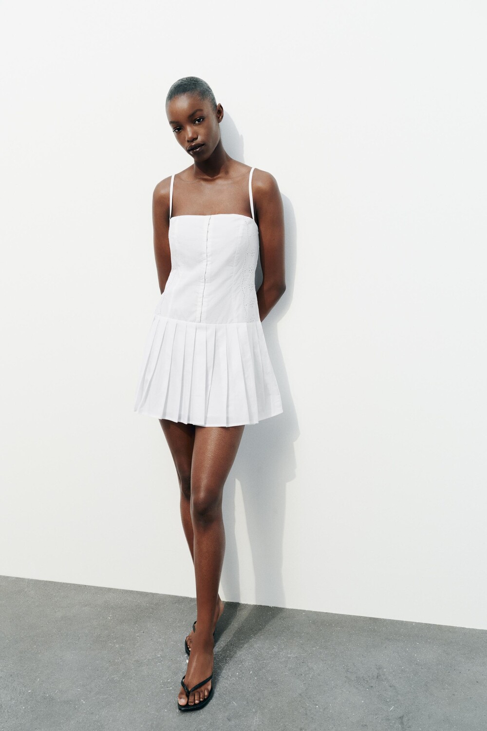 

Короткое платье с вышивкой ZARA, белый