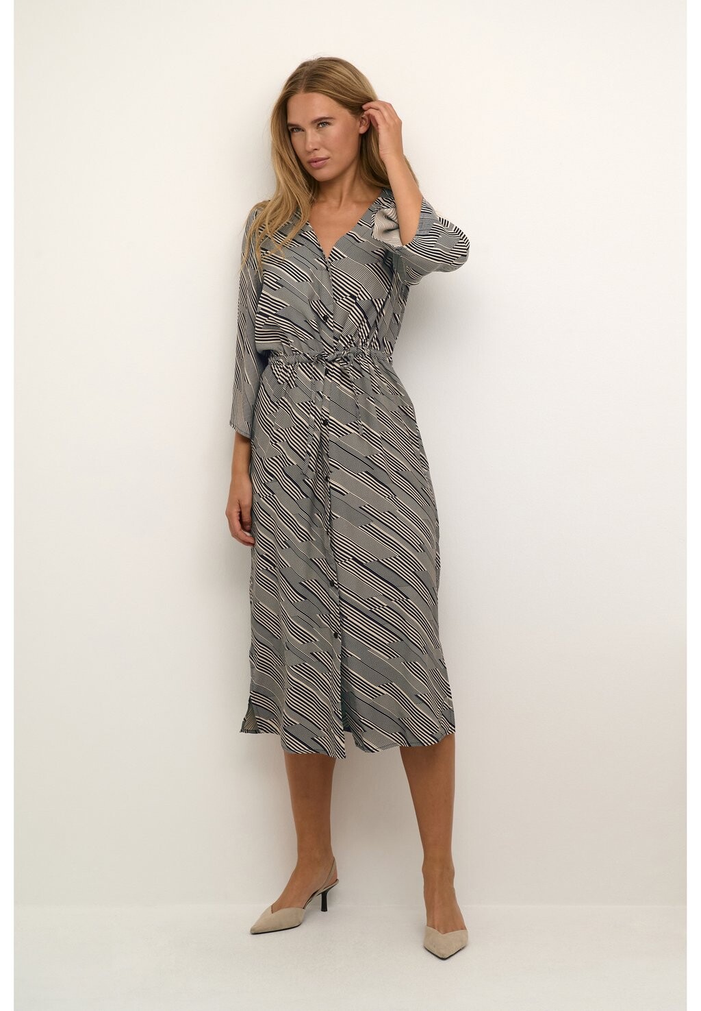 

Повседневное платье HARPER Kaffe, цвет blue beige graphic stripes