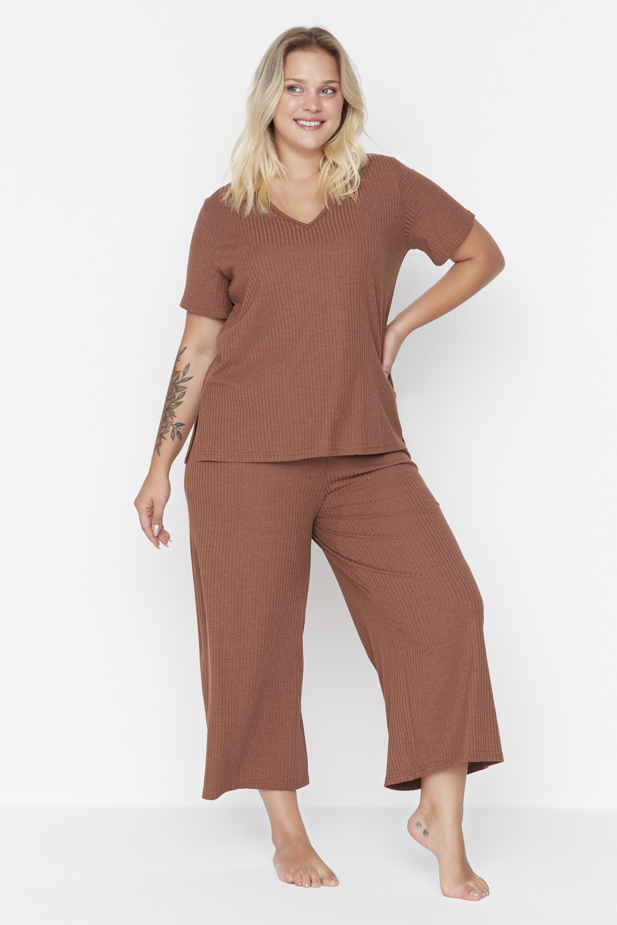 Пижамный комплект больших размеров – коричневый – однотонный Trendyol
