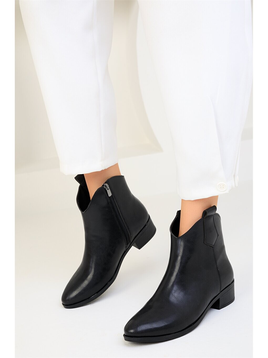 

Кожаные женские ботинки на молнии Soho Exclusive, черный