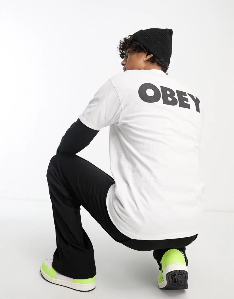 

Белая футболка Obey с ярким логотипом на спине