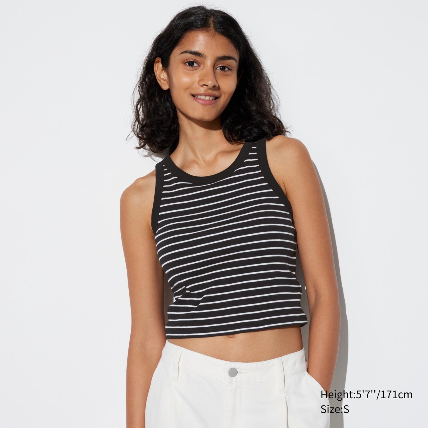 Топ короткий Uniqlo с чашечками, черный