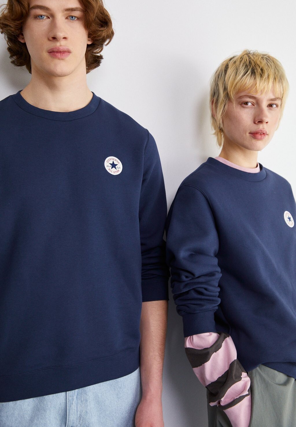 

Толстовка Standard Fit Core Chuck Patch Crew Unisex Converse, цвет obsidian