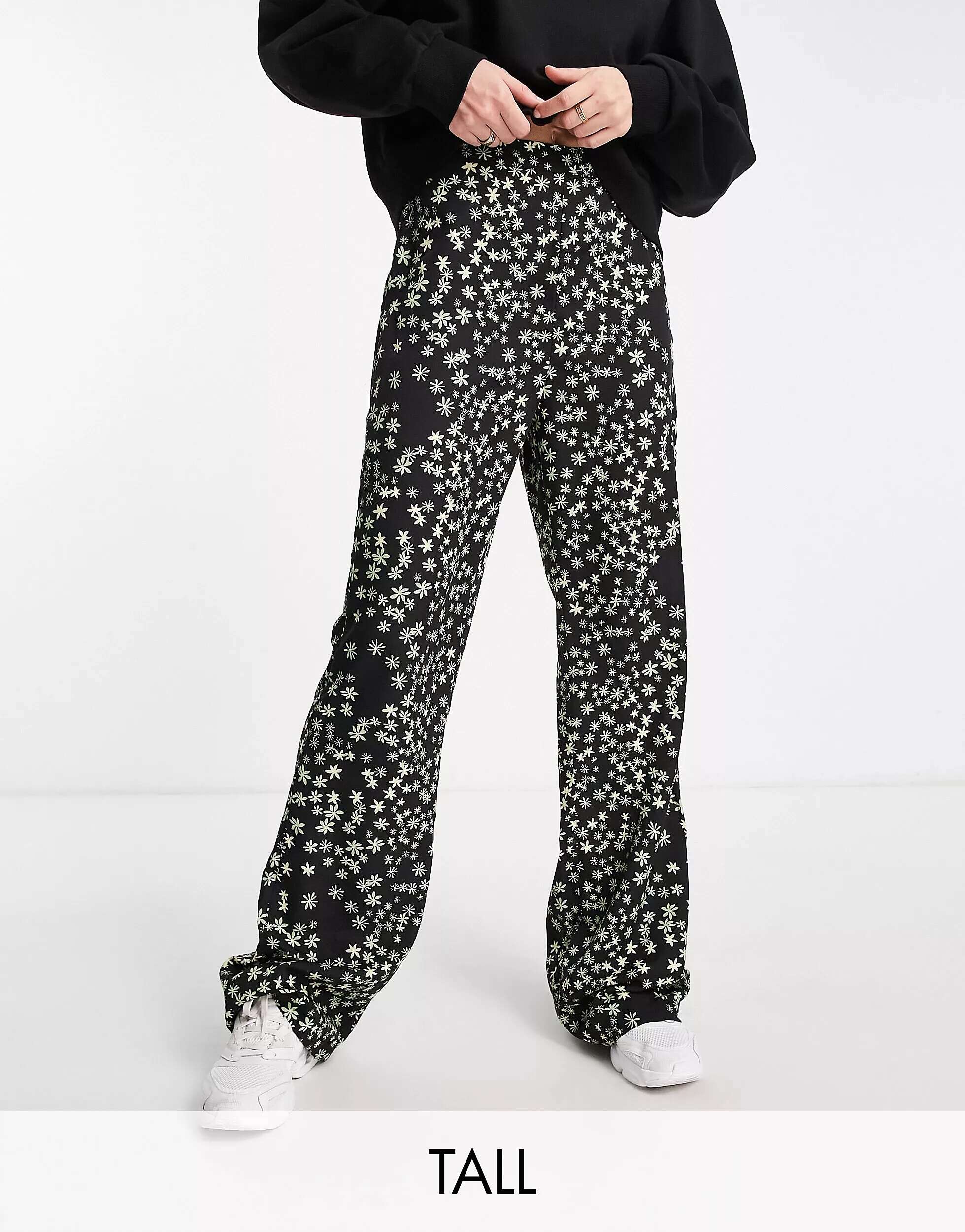 Эксклюзивные расклешенные брюки черного цвета с цветочным принтом Pieces Tall