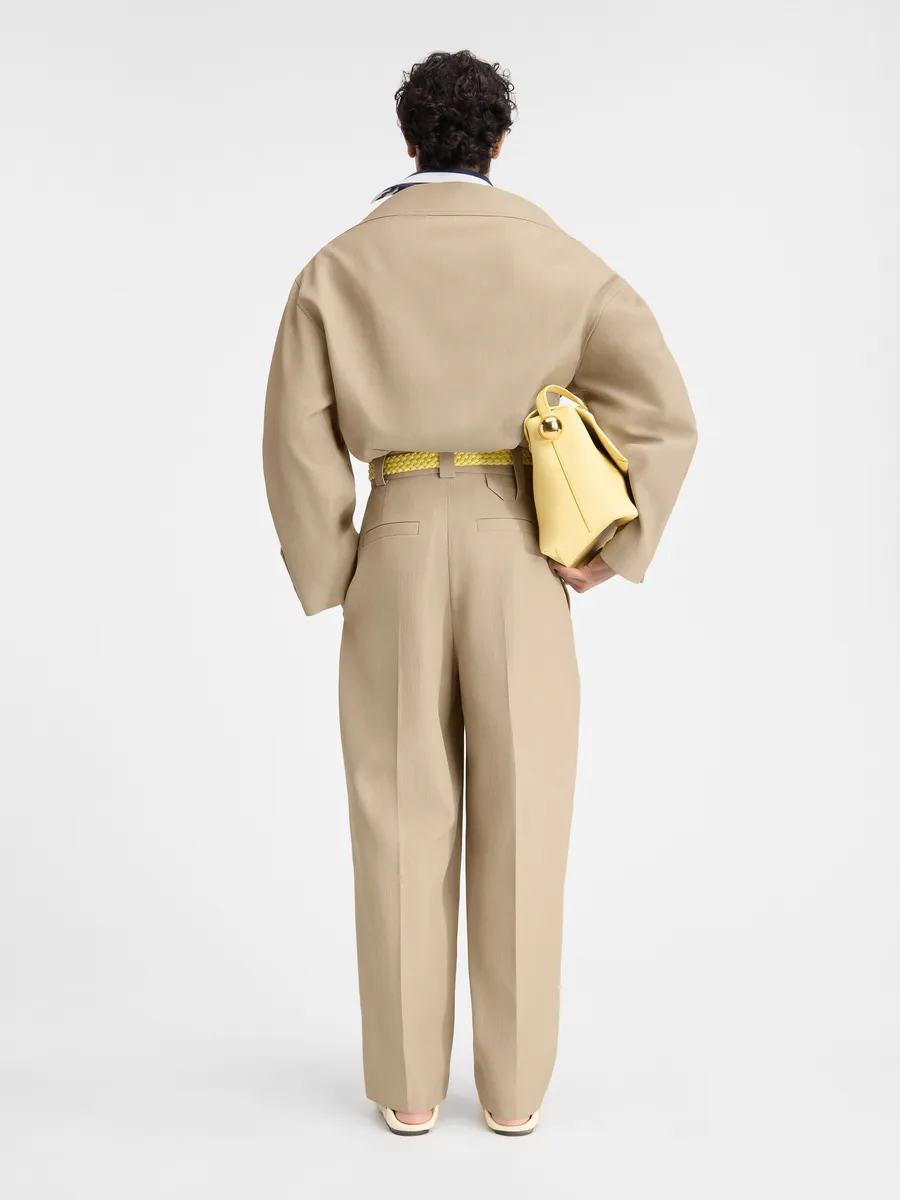 

Изогнутые брюки со складками Марцио Jacquemus, бежевый