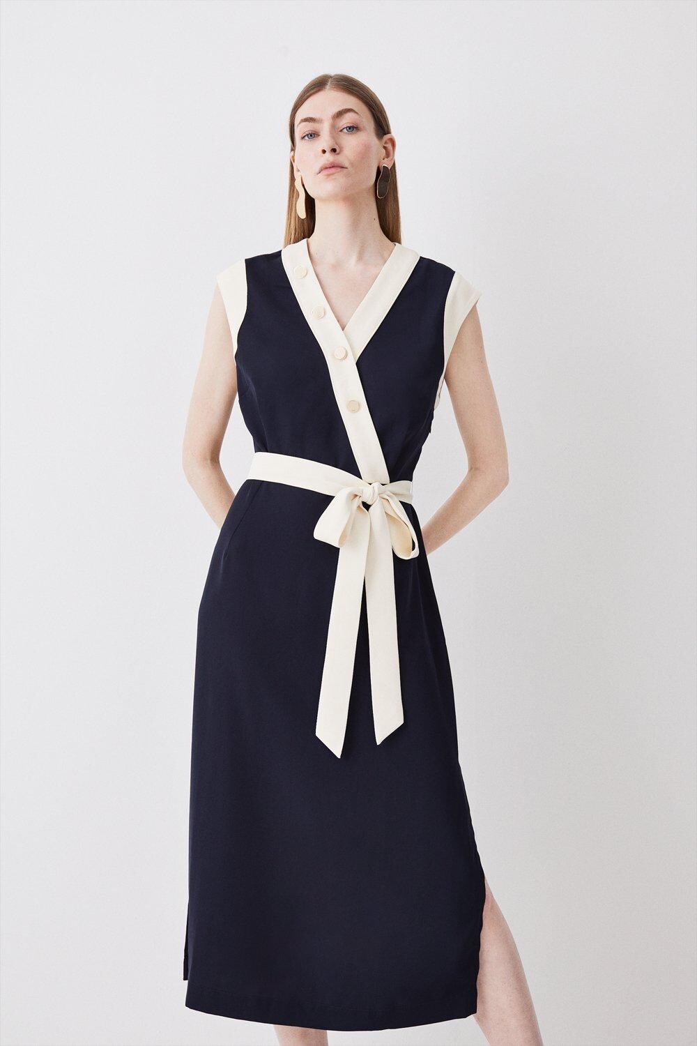 

Тканое платье миди с поясом и пуговицами из саржи Karen Millen, темно-синий