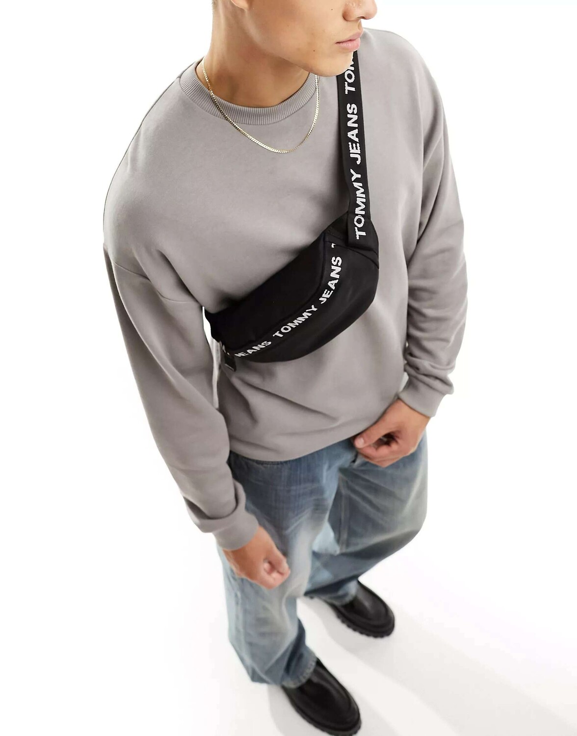 

Черная поясная сумка Tommy Jeans Essential
