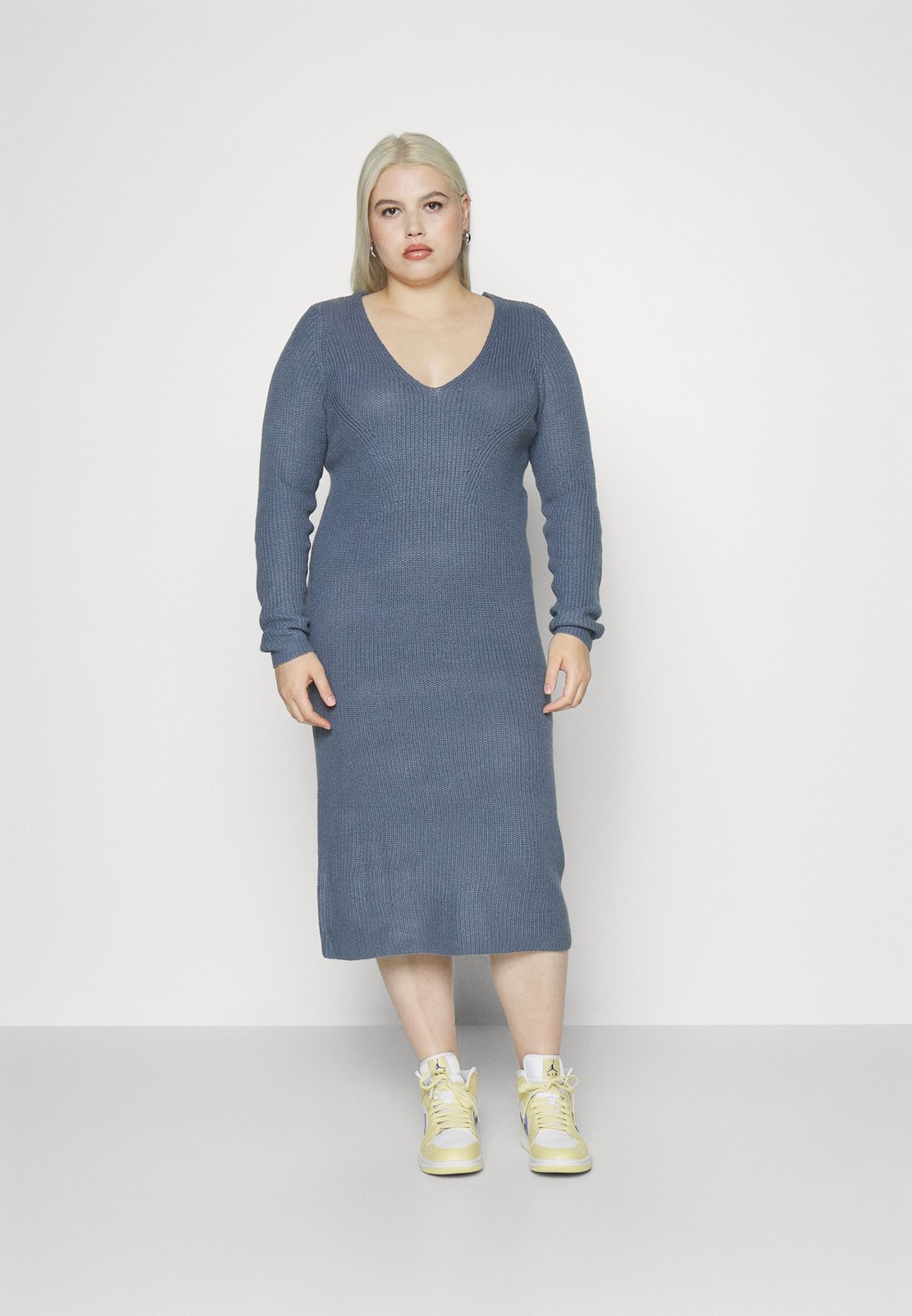 цена Вязаное платье EVOKED VILA, синий
