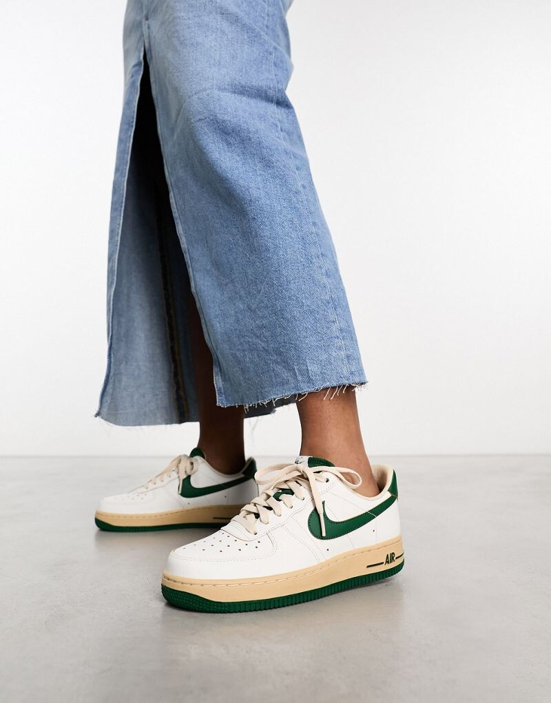 

Бело-зеленые кроссовки Nike Air Force 1 '07