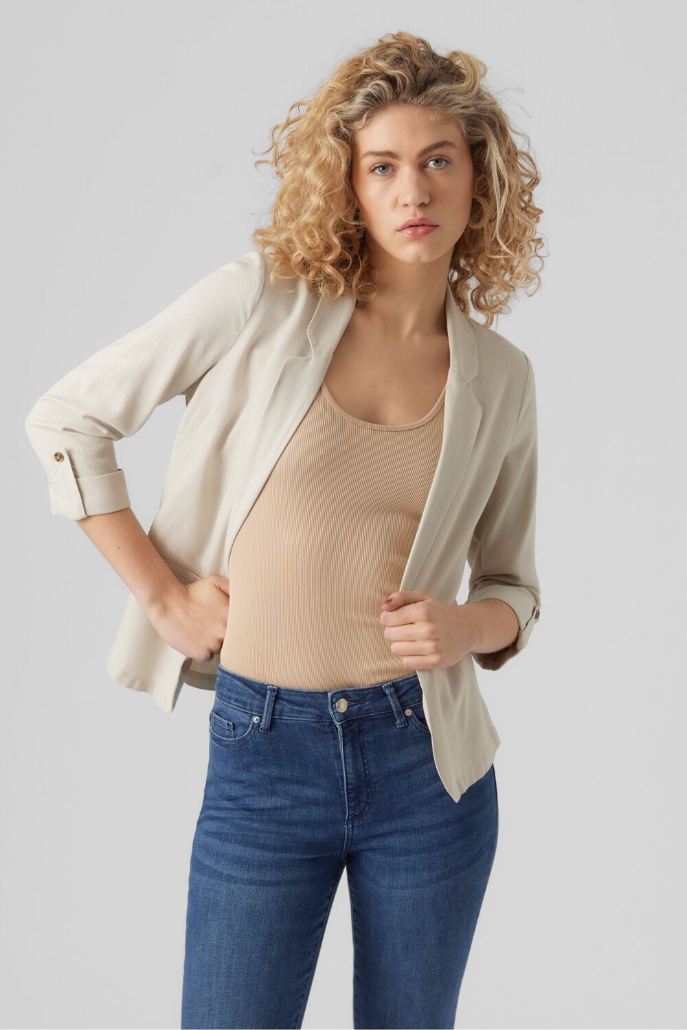 

В куртке есть белье VERO MODA