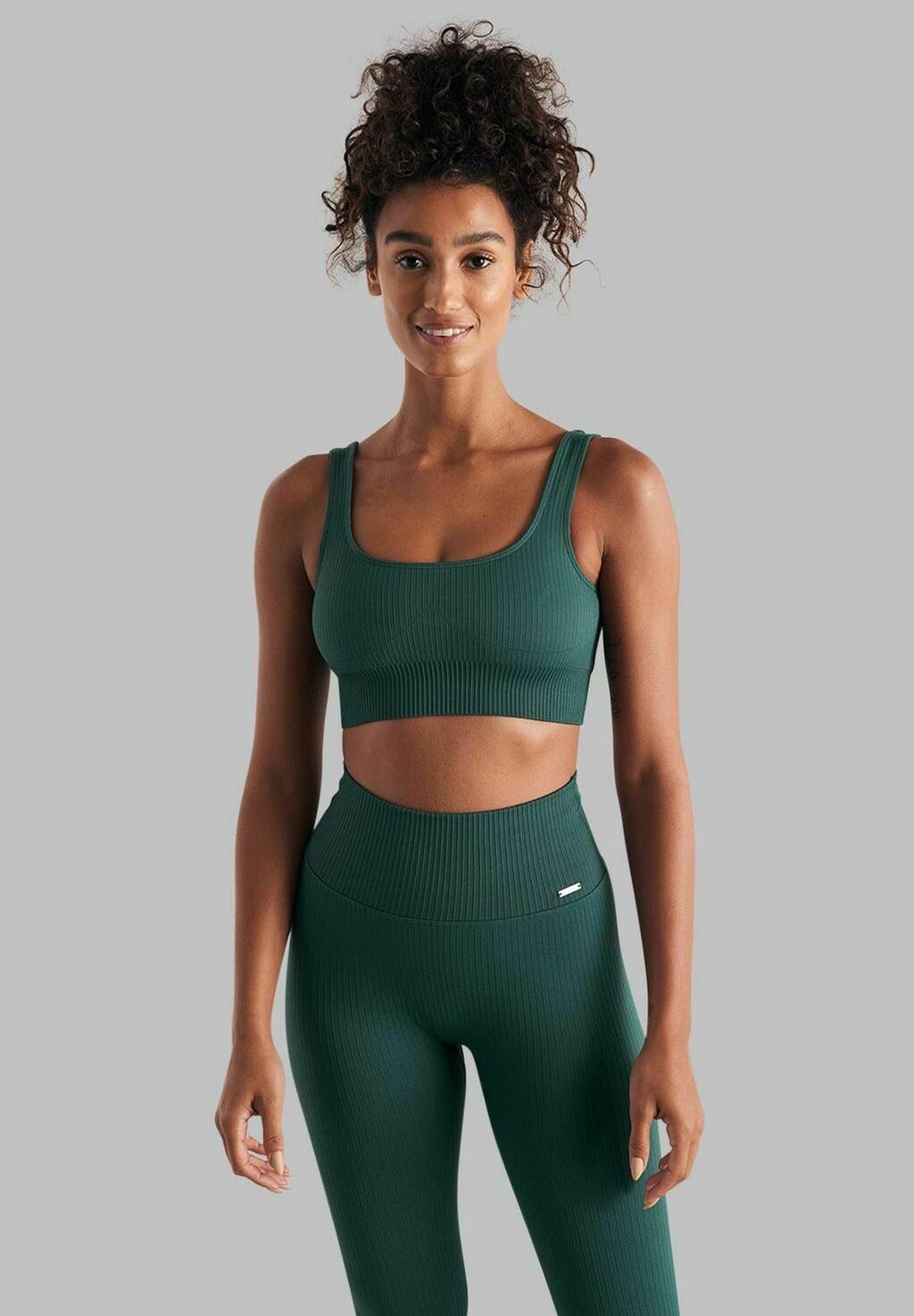 Спортивный бюстгальтер средней поддержки RIBBED SEAMLESS aim’n, цвет pine green