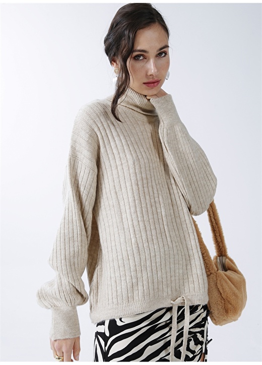 Однотонный женский свитер цвета экрю с высоким воротником Fabrika