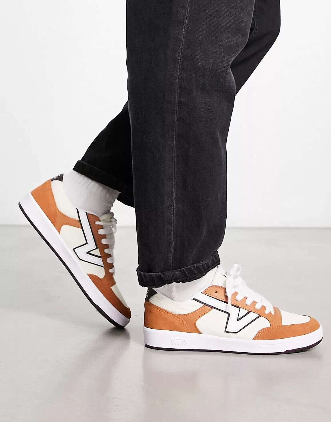 

Светлые кроссовки Vans Lowland для первокурсников