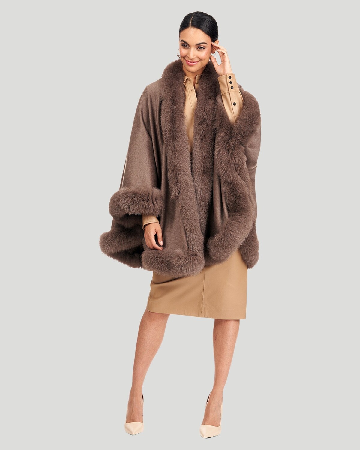 

Кашемировая накидка с отделкой из лисы GORSKI, цвет Khaki Taupe