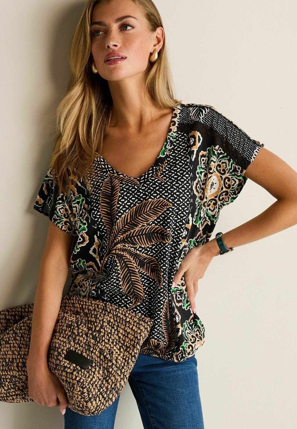 

Футболка с принтом V-NECK BUBBLE REGULAR FIT Next, цвет black palm print