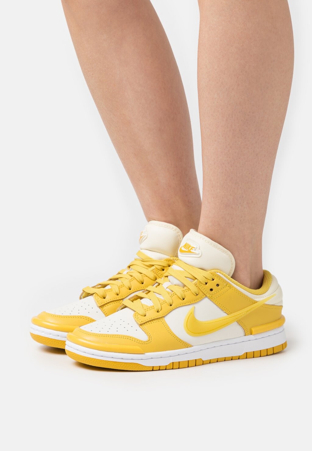 

Кроссовки Nike Dunk Twist, кокосовое молоко / яркая сера