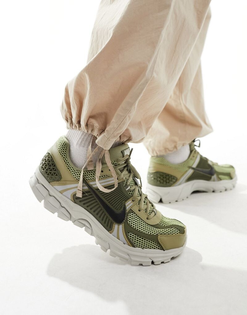 

Зеленые мульти-кроссовки Nike Zoom Vomero 5