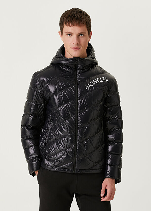 

Черное пуховое пальто с логотипом и капюшоном Moncler, Черный