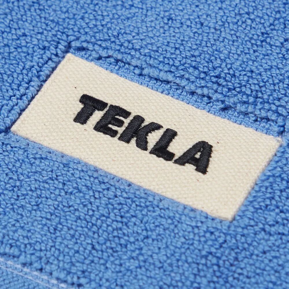 цена Tekla Fabrics Органический махровый коврик для ванной, синий