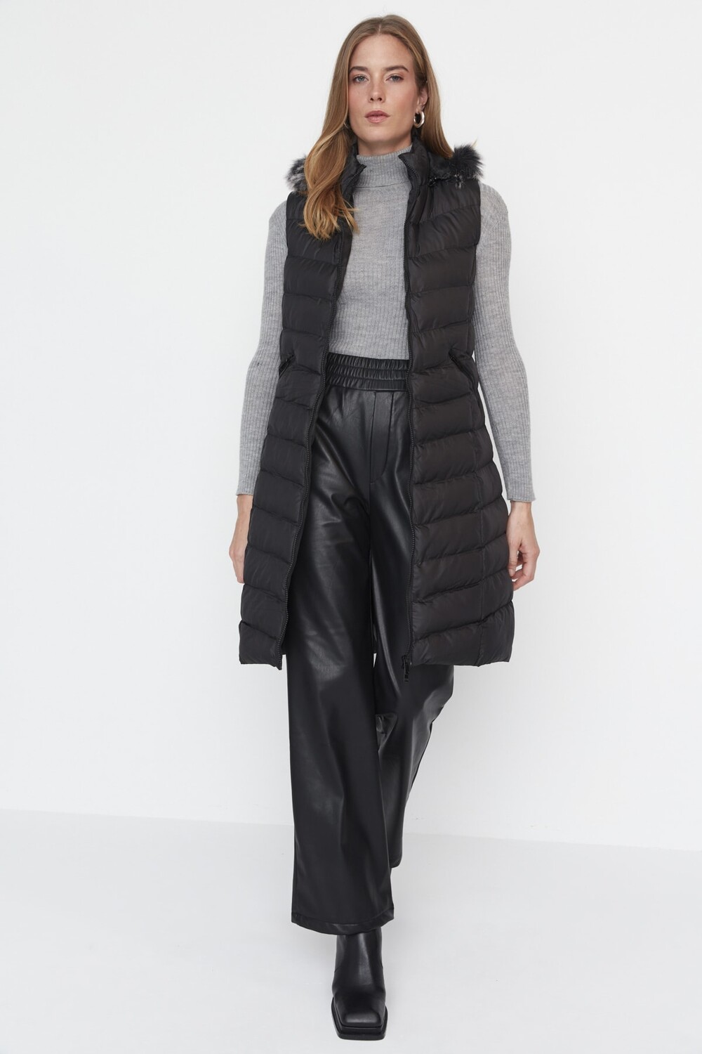 

Черный жилет на стеганой подкладке с меховым воротником Trendyol Modest