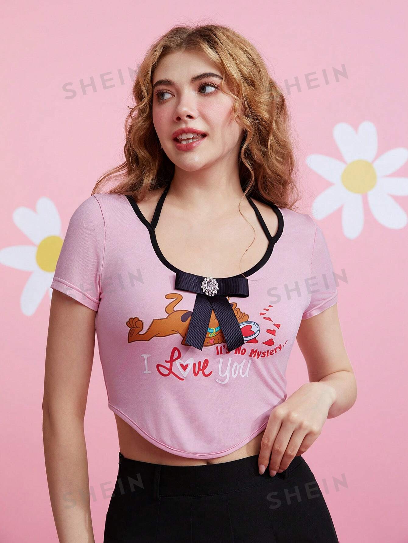 Укороченная футболка SHEIN с принтом мультфильмов и слоганов и контрастным бантом спереди, розовый