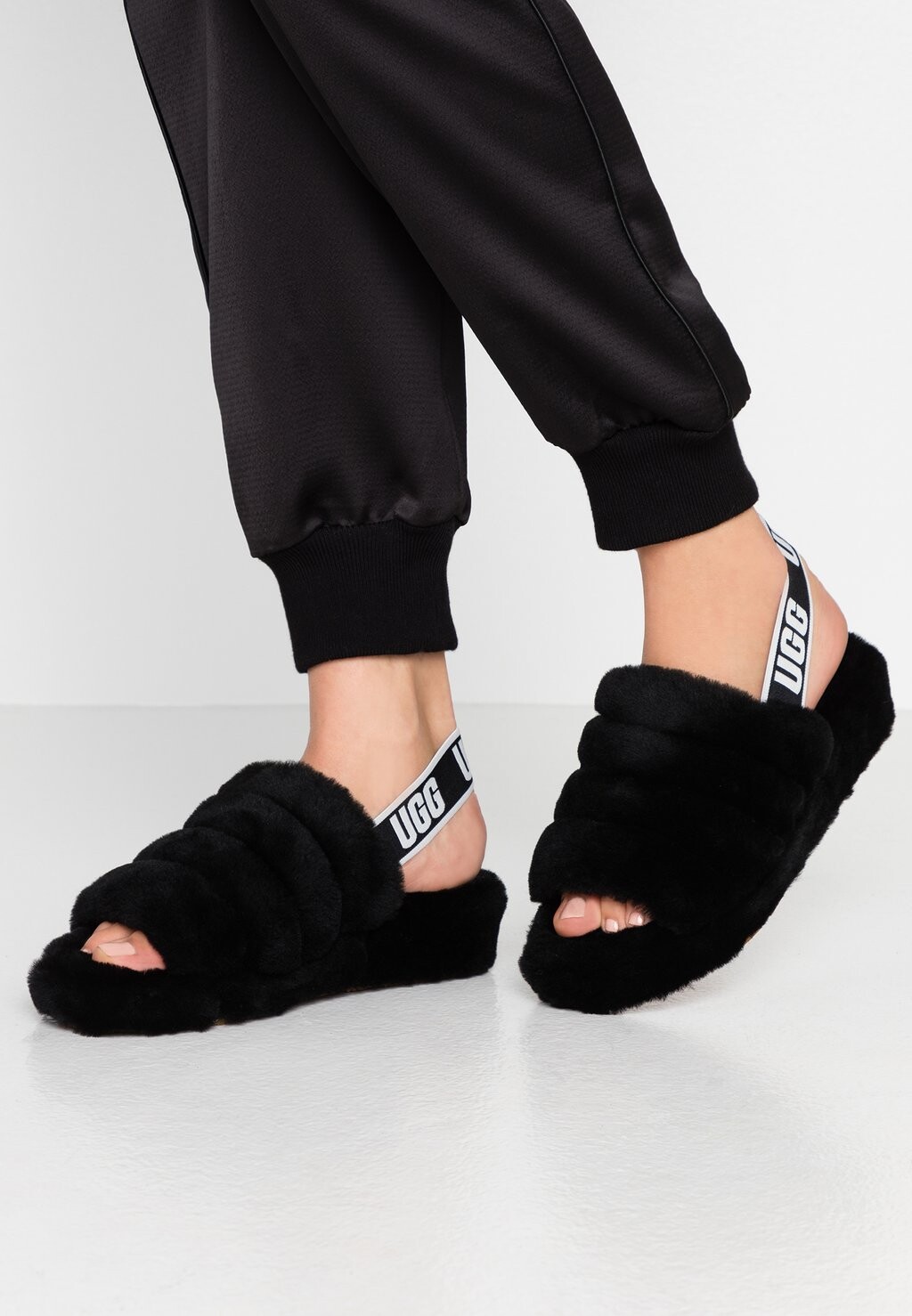 

Босоножки на платформе UGG, черный