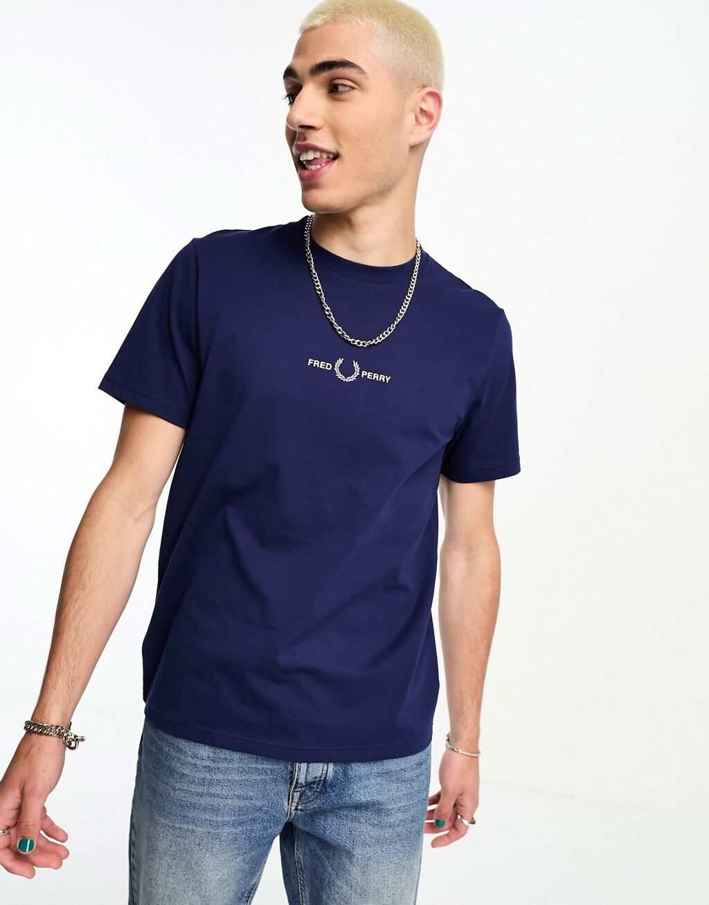 

Темно-синяя футболка с вышивкой Fred Perry