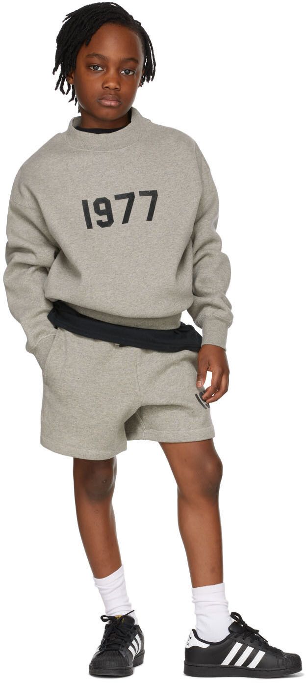 

Детский серый свитшот 1977 года Fear of God ESSENTIALS