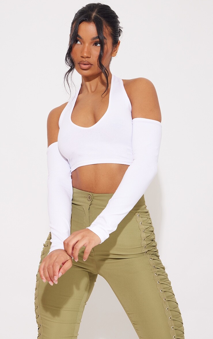 

PrettyLittleThing Белый укороченный топ с открытыми плечами и воротником-халтером
