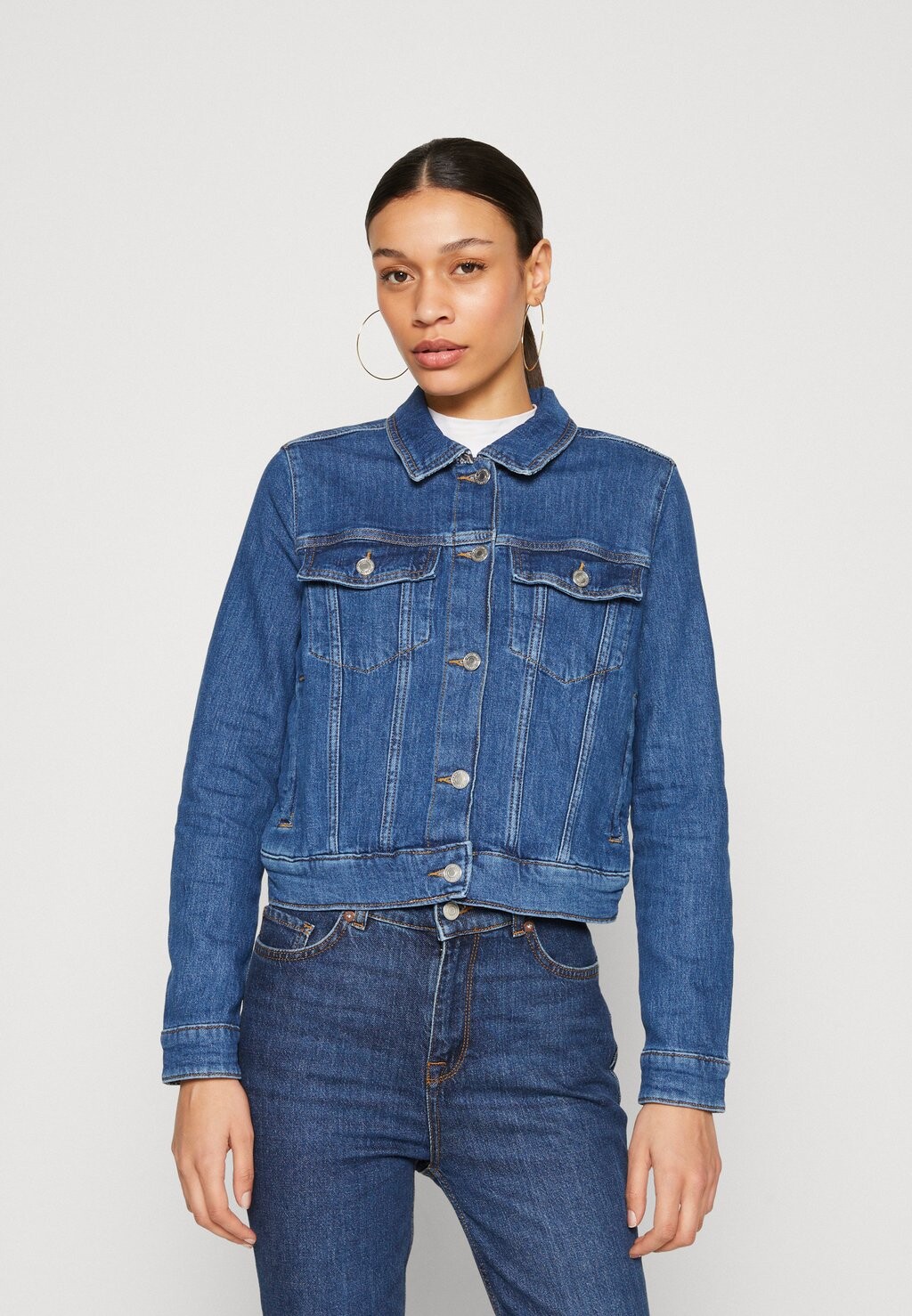 

Джинсовая куртка Guess