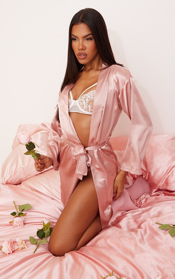 

PrettyLittleThing Атласный халат пыльно-розового цвета