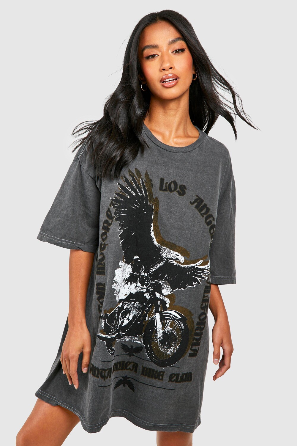 

Платье-футболка оверсайз с надписью petite motorcyccle Boohoo, угольный