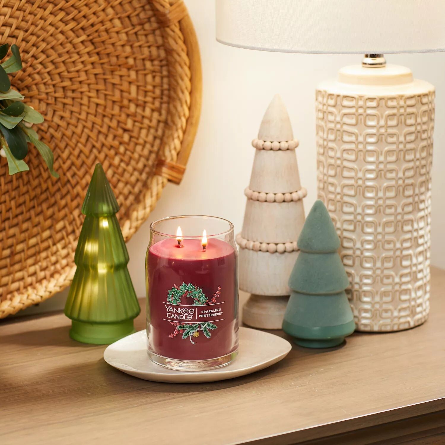 

Свеча Yankee Candle Sparkling Winterberry Signature в большой банке