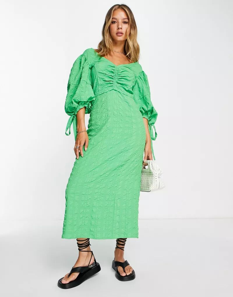 цена Зеленое платье миди из жатого хлопка с объемными рукавами Topshop